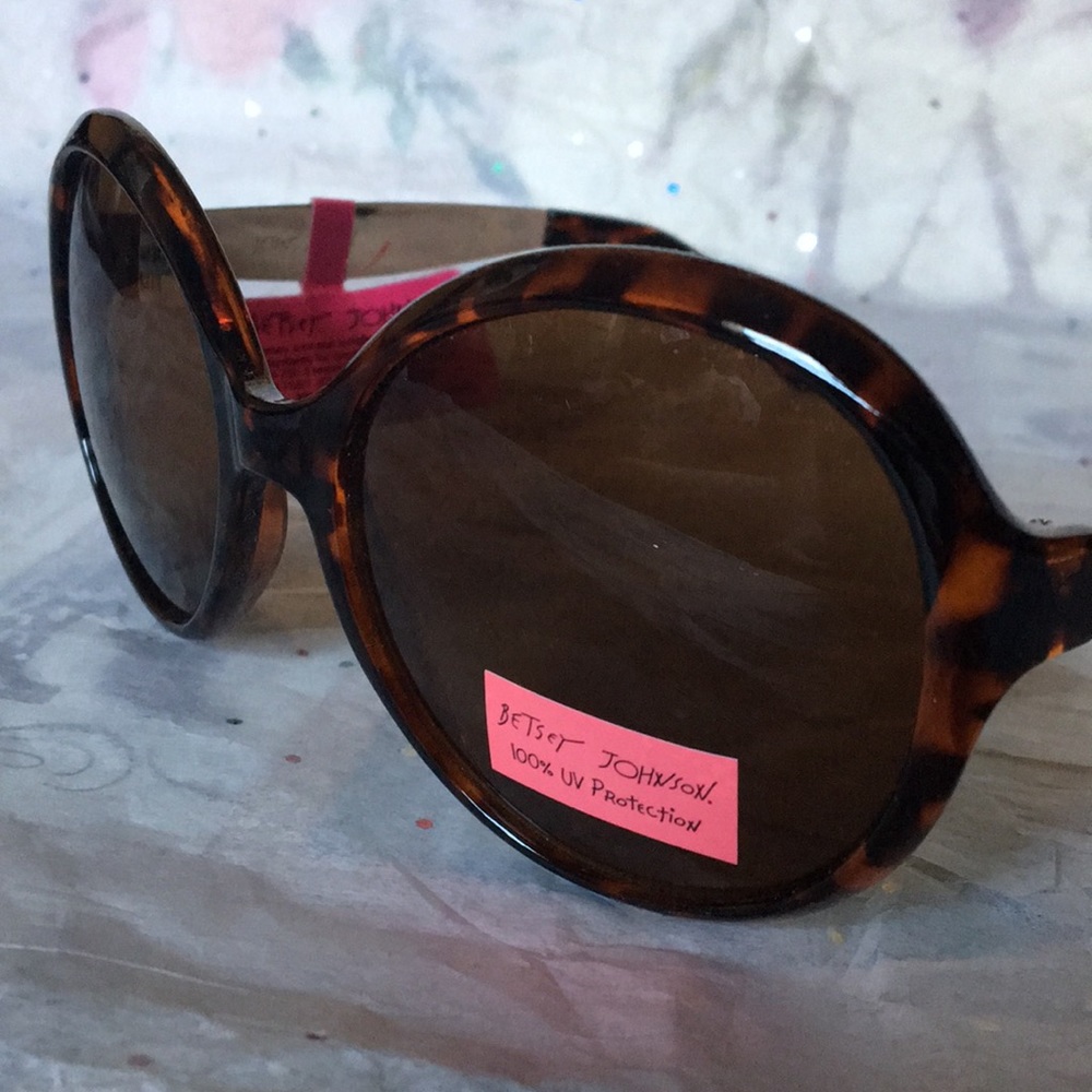 BETSEY JOHNSON ROUND SUNGLASSES